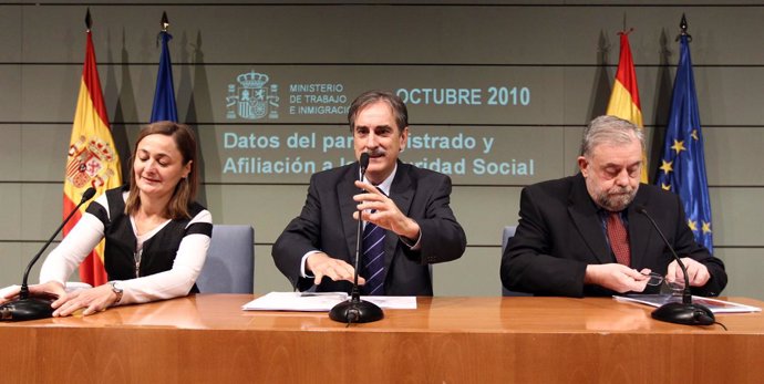 ministro de Trabajo, Valeriano Gómez, junto a la secretaria de Estado de Empleo,