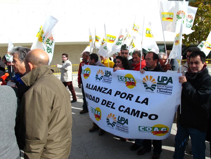 Concentración de UPA y COAG ante las Cortes