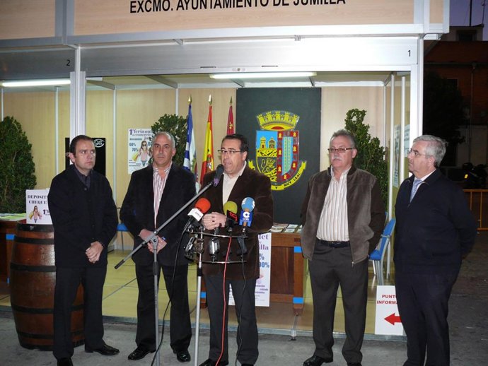 EL ALCALDE INAUGURA LA I FERIA OUTLET QUE HA ARRANCADO CON UNA BUENA ACOGIDA POR