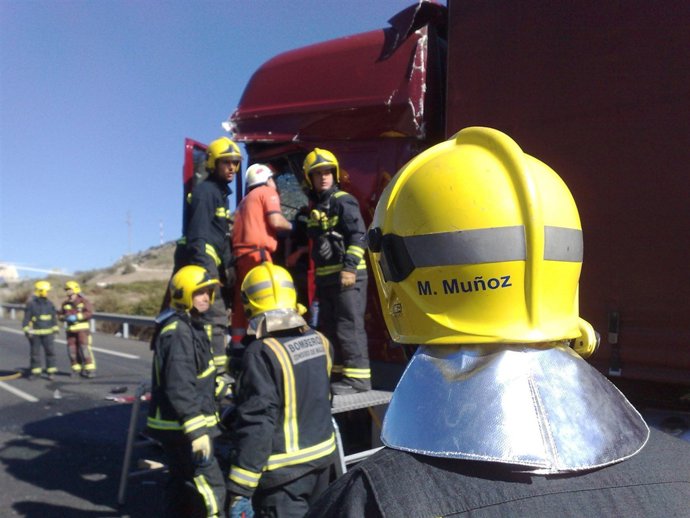 Bomberos en un rescate en un accidente de tráfico