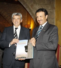 EL PRESIDENTE DE PARADORES Y EL PRÍNCIPE SULTAN BIN SALMAN DE ARABIA SAUDÍ FIRMA