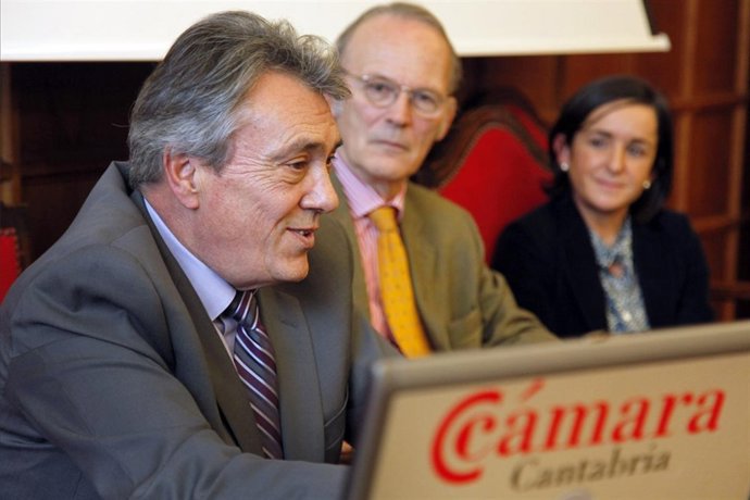 Escudero, acompañado de Antonio Mazarrasa y Marisol Basabe  