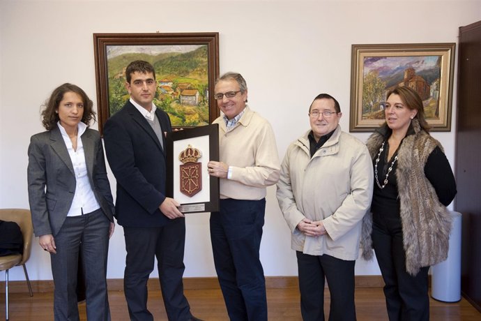 El Presidente Sanz y la consejera Salanueva, con representantes de Anue, Ultzama