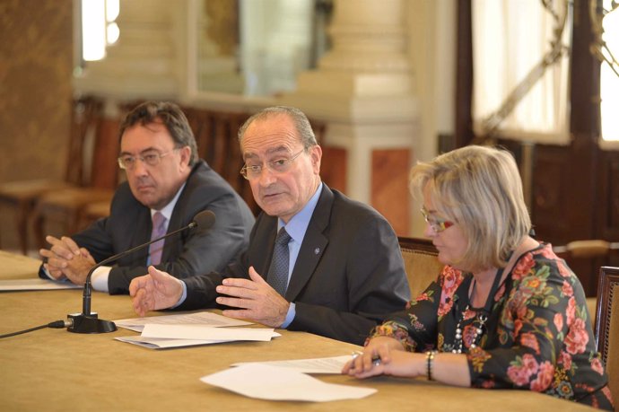 Firma del convenio entre el Ayuntamiento y Endesa para coordinar las actuaciones