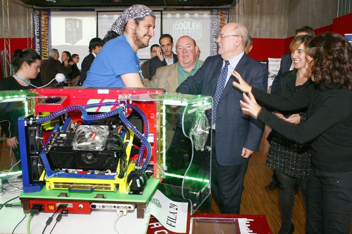 Sota en un momento de la visita a la party