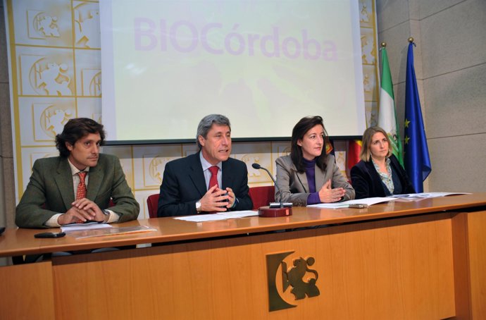 Pulido y Salinas (en el centro)