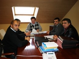 Reunión de José Manuel Álvarez-Campana con la asociación de mejilloneros de Cabo