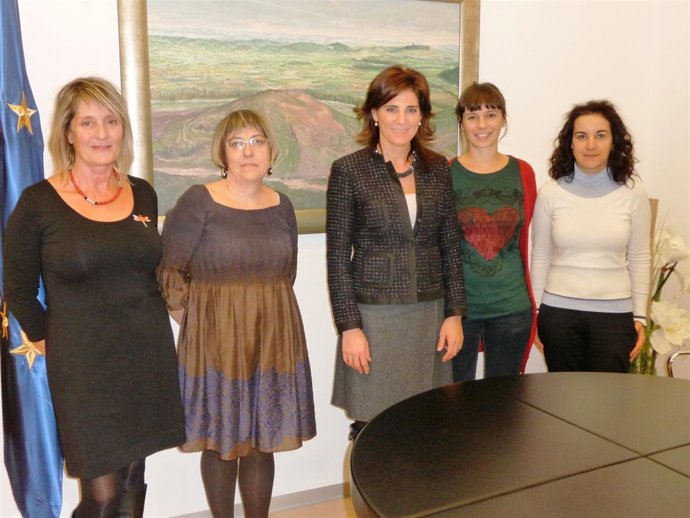 La presidenta del Parlamento de Navarra, Elena Torres, recibe a representantes d