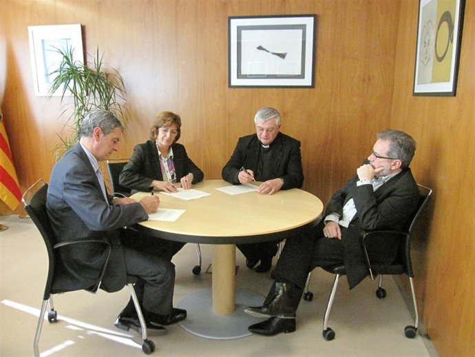 Las autoridades en la firma del convenio