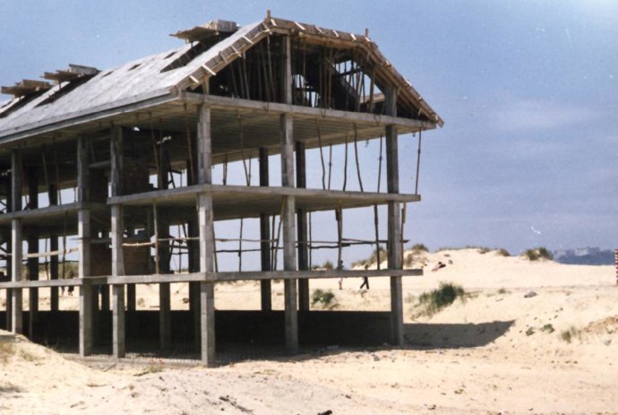 Edificio construido en la playa de Somo
