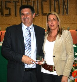 La alcaldesa entrega el premio a José María Gallego