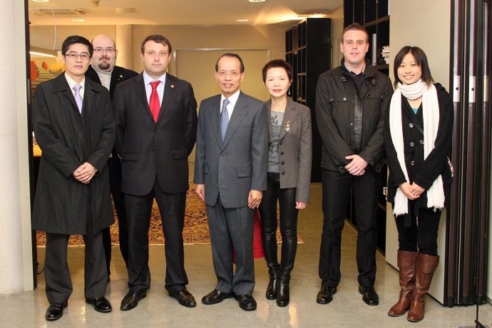 Javier Casalí posa con la delegación de Taiwan y con los responsables de las jor