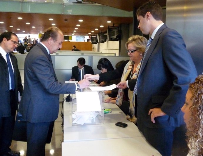 Mariano Durán emite su voto durante la jornada electoral