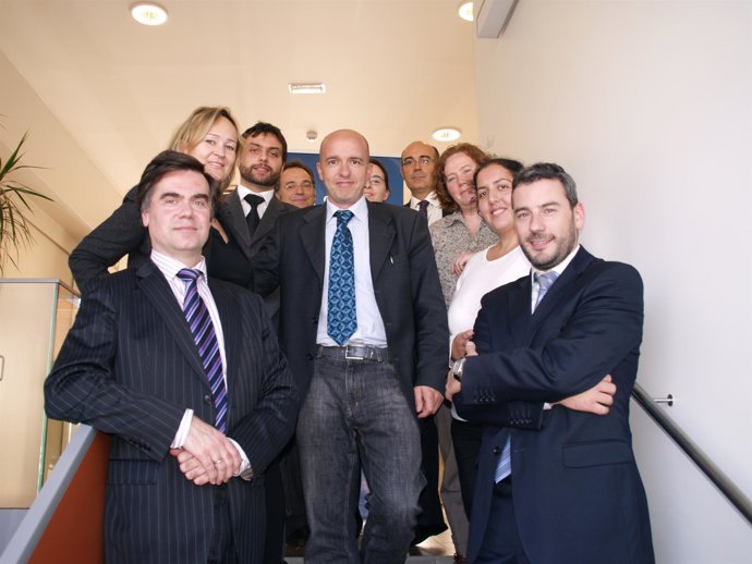 Participantes, con Carlos Gonzalo a la cabeza, de la primera reunión transnacion