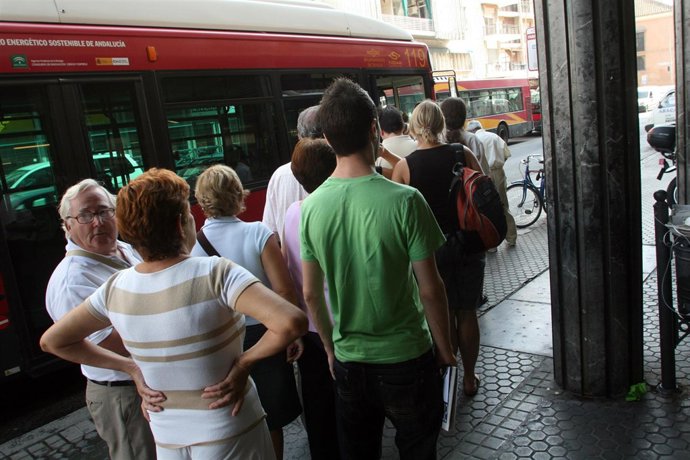 Pasajeros cogiendo el autobús urbano en Sevilla