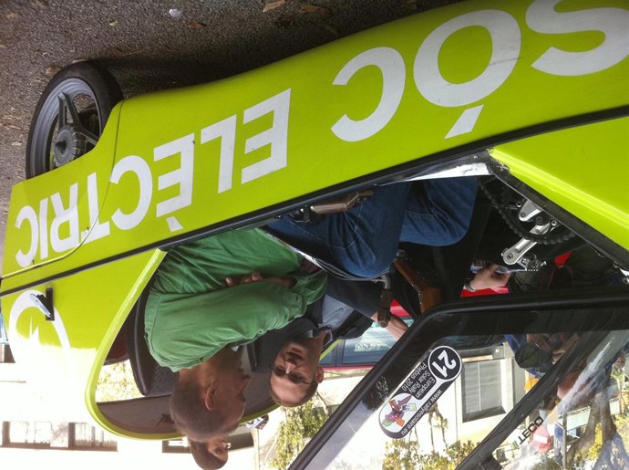 Joan Herrera dio una vuelta en coche eléctrico antes del mitin