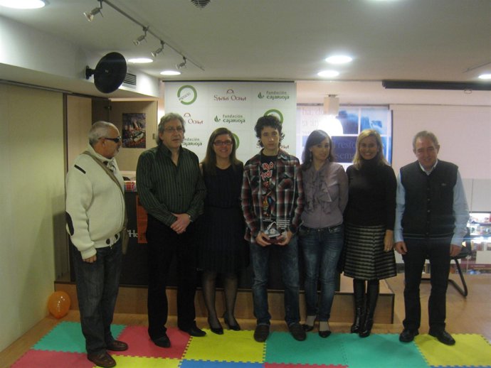 Inmaculada Sáenz junto a los ganadores del concurso de Microrrelatos