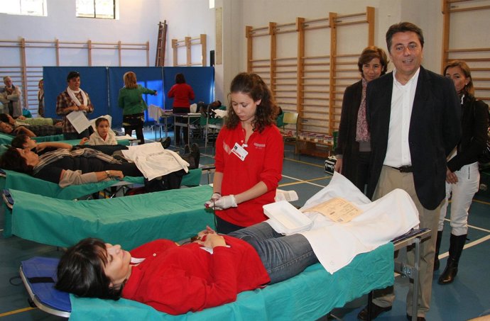 Cervera durante la jornada de donación de sangre en Valencia.