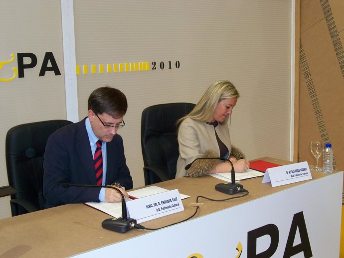 Enrique Saiz y Dolores Asensi firman el rubrican el acuerdo