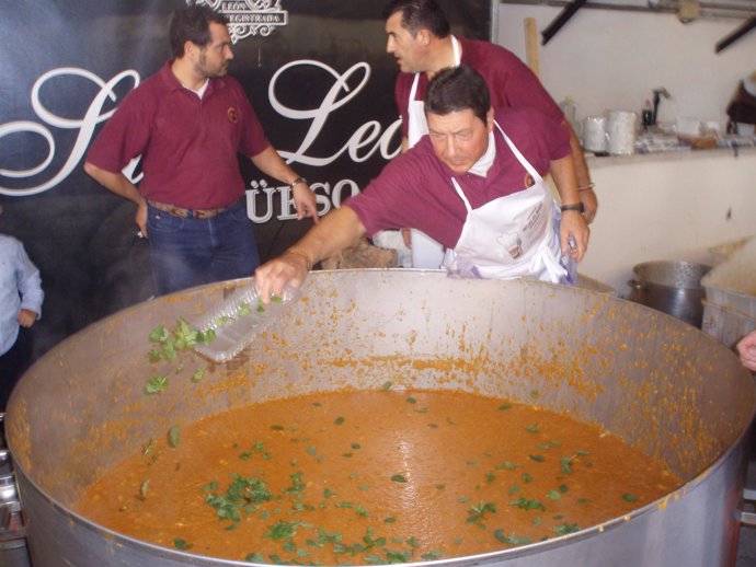 Sopa de tomate gigante