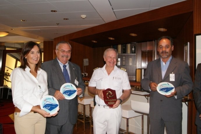 Entrega de metopas en el crucero Mein Schiff 1 a su llegada a Fuerteventura