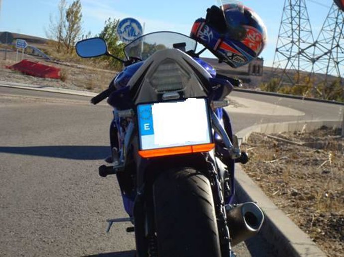 La moto con matrícula oculta.