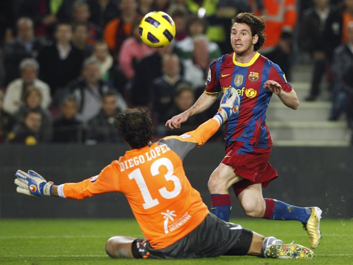 Messi supera a Diego López y anota el segundo gol