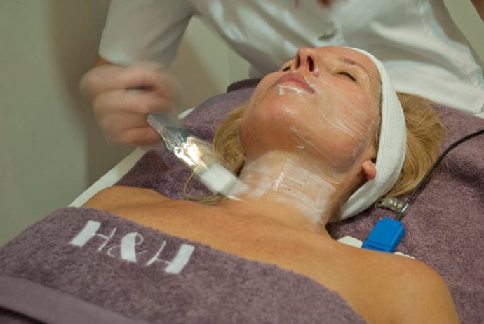 Modelo recibiendo tratamiento facial 