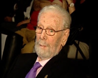 Centenares de valencianos firman en el Rialto en el libro de condolencias en memoria del cineasta