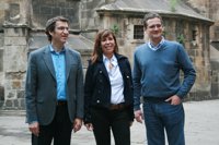 Feijóo bromea con Camacho amenazándola con hablar "exclusivamente en gallego"