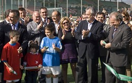 Griñán corta la cinta junto a varios niños