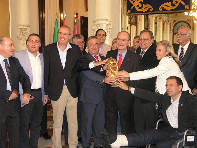 Autoridades locales y provinciales recibieron la Copa del Mundo