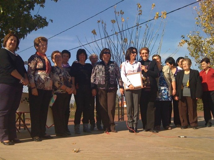 La consejera García con la insignia