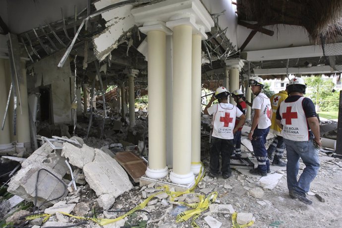 Miembros de Cruz Roja en la explosión de gas en un hotel en México