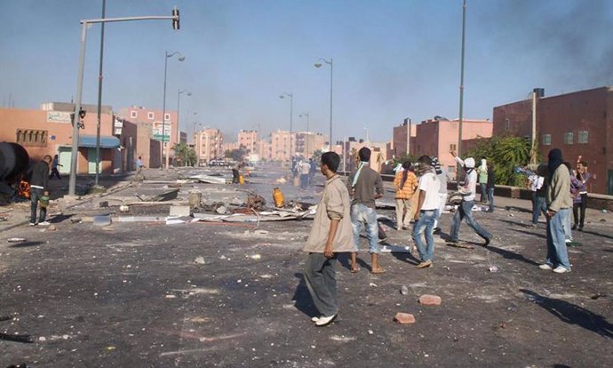 Enfrentamientos entre saharauis y policías marroquíes en el Aáiun