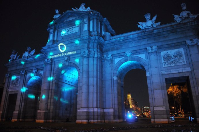 La Puerta de Alcalá iluminada de azul en el Día Mundial de la Diabetes