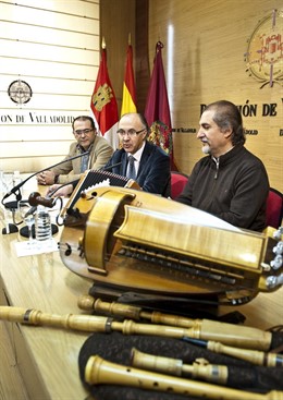 Paco Díez (d), durante la presentación de las jornadas.