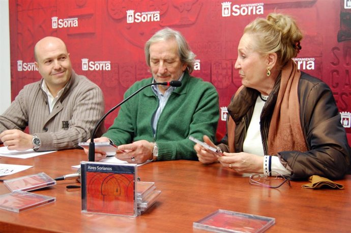 José Manuel Aceña, Jesús Bárez y Paquita García en el transcurso de la presentac