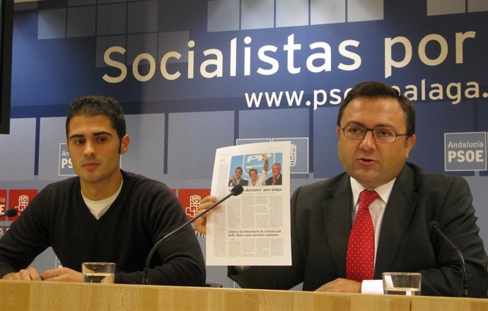 El secretario general del PSOE de Málaga, Miguel Ángel Heredia, y  el nuevo secr