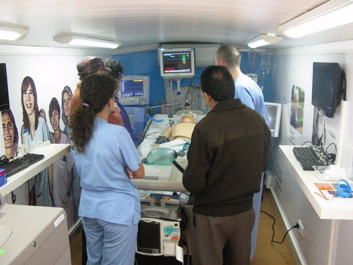 Sanitarios y usuarios visitan el autobús de la medicina intensiva