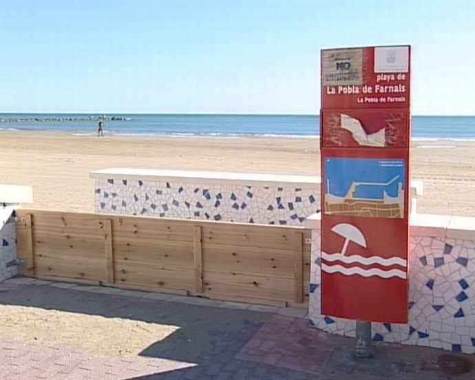 Prohíben consumir alcohol en la playa de la Pobla PARA OFRECER