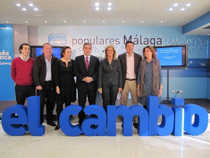 El presidente del PP de Málaga, Elías Bendodo, la portavoz del PP en el Parlamen