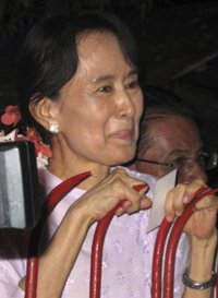 Los grupos armados apoyan a Suu Kyi