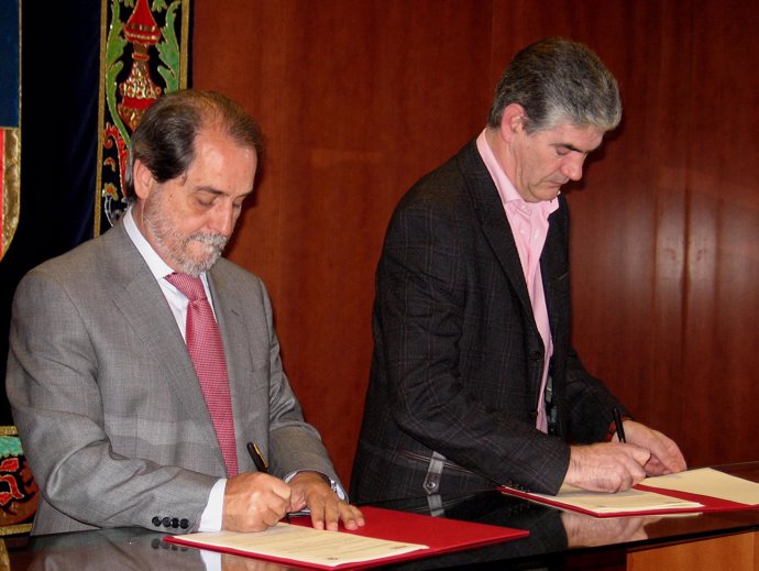 Velasco firma el convenio con el presidente de la comarca
