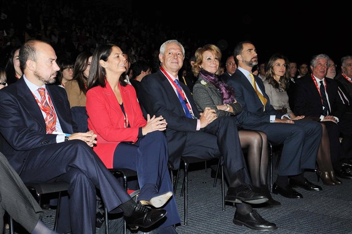 Los Príncipes de Asturias, acompañados por representantes del Estado, la Comunid