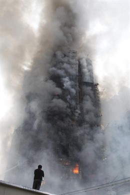 Incendio de un edificio de 28 plantas en Shanghai, en China