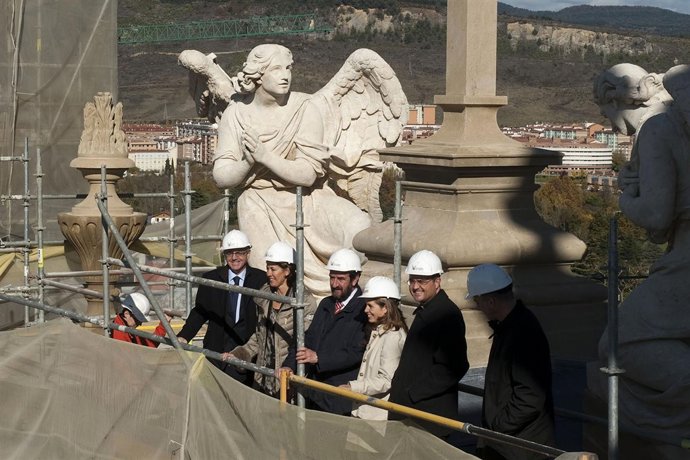 Sanz visita las obras de restauración de la fachada de la Catedral de Pamplona. 