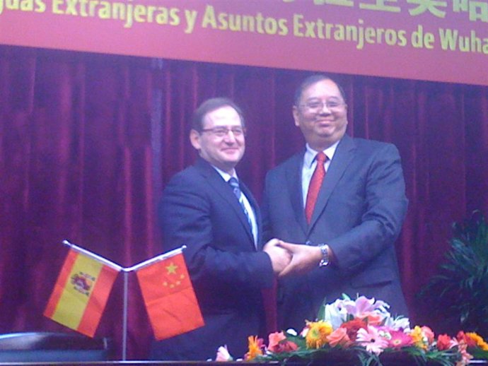 Rector firma convenio en China