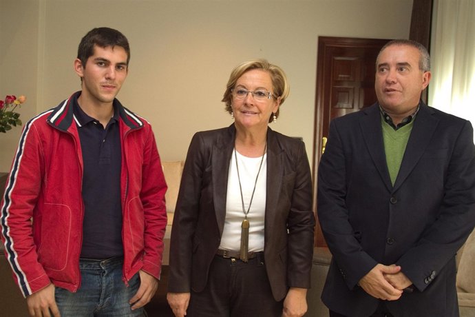La presidenta de la Diputació, Petronila Guerrero, junto al joven director onube