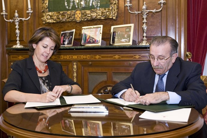 Barcina firma un convenio con AEDONA para la organización de actividades deporti